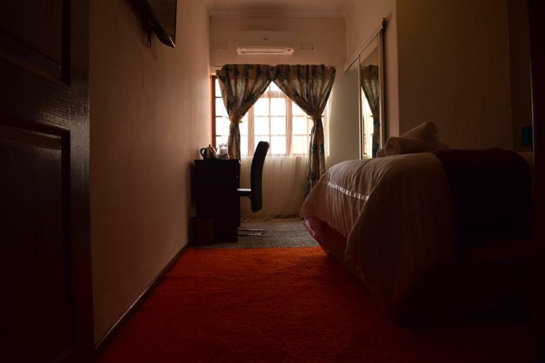 Skyhawk Guesthouse Gaborone Kültér fotó