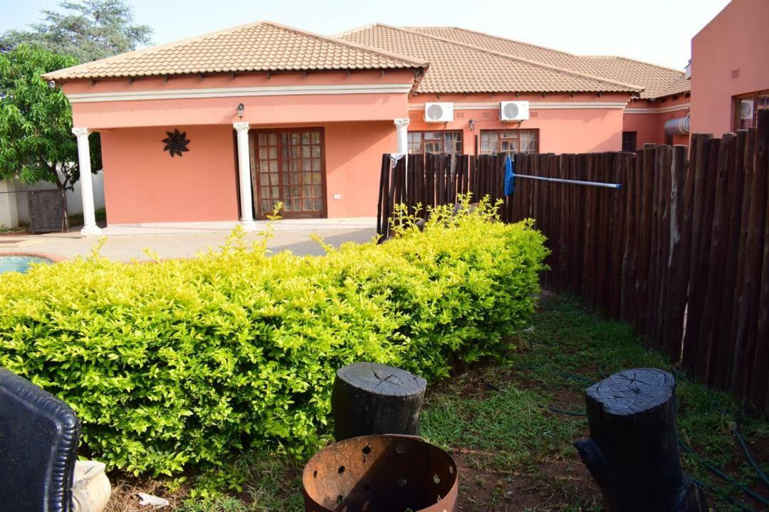 Skyhawk Guesthouse Gaborone Kültér fotó
