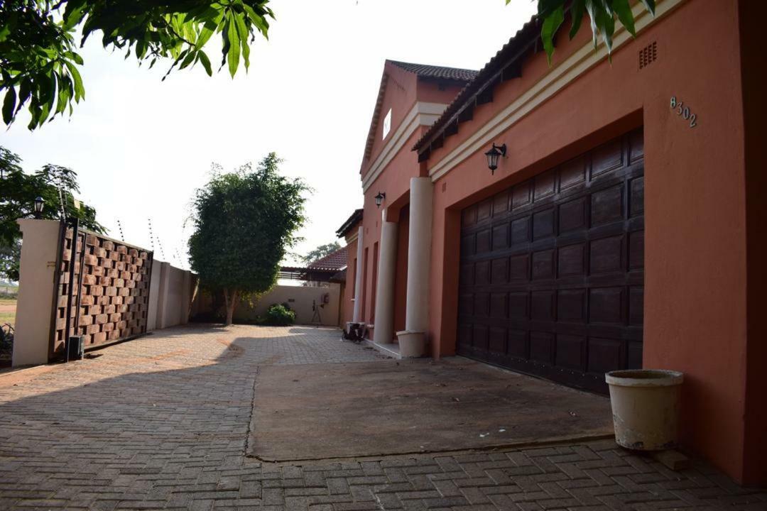Skyhawk Guesthouse Gaborone Kültér fotó