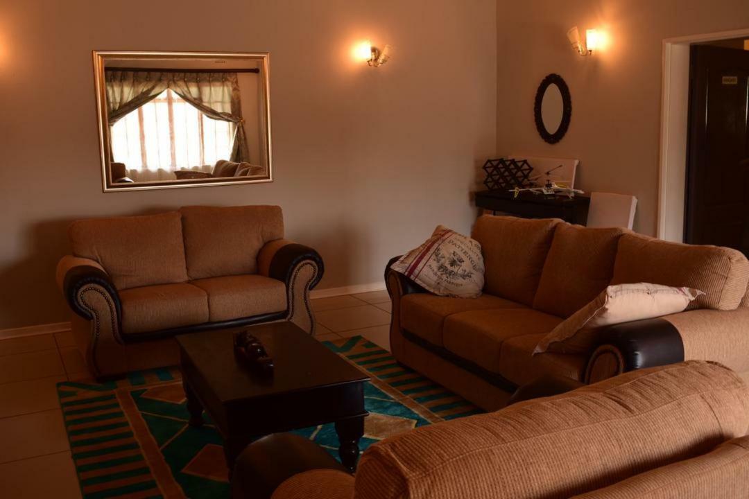 Skyhawk Guesthouse Gaborone Kültér fotó