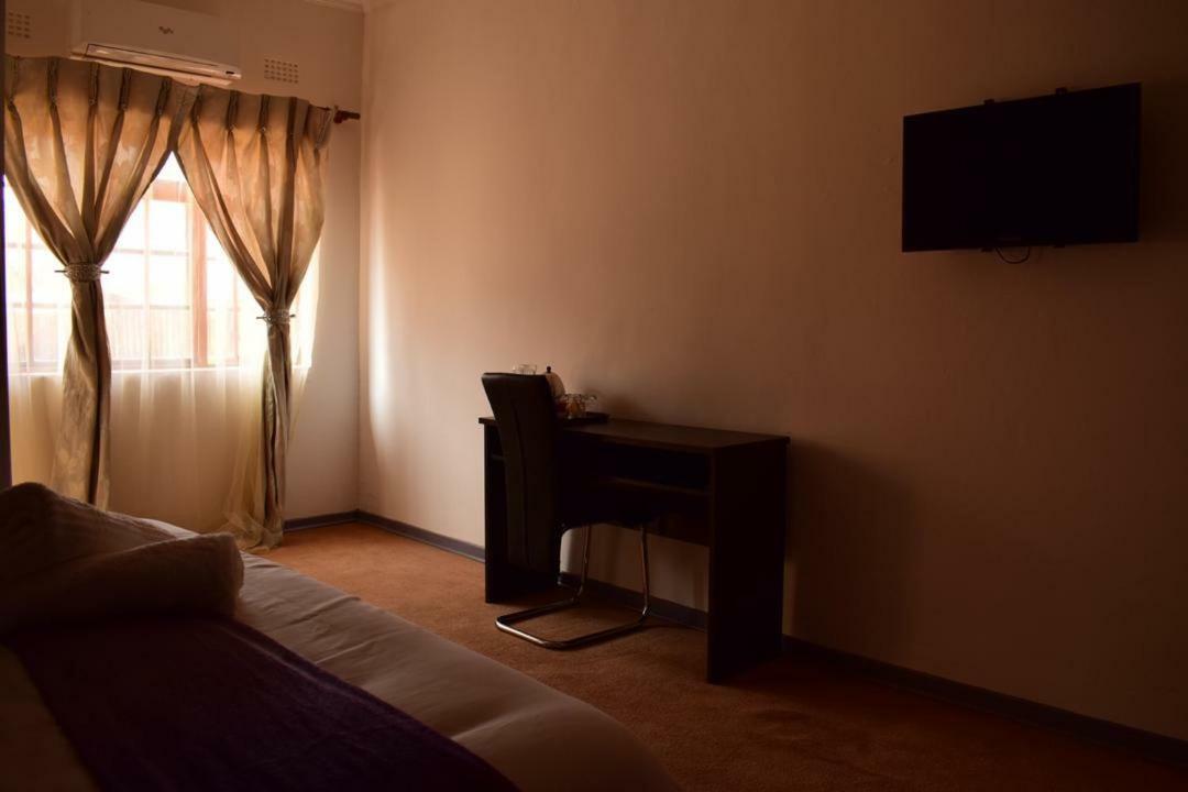 Skyhawk Guesthouse Gaborone Kültér fotó