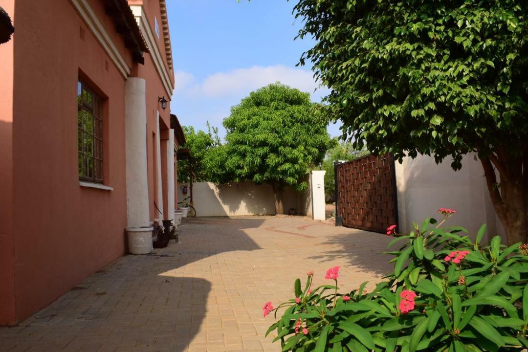 Skyhawk Guesthouse Gaborone Kültér fotó