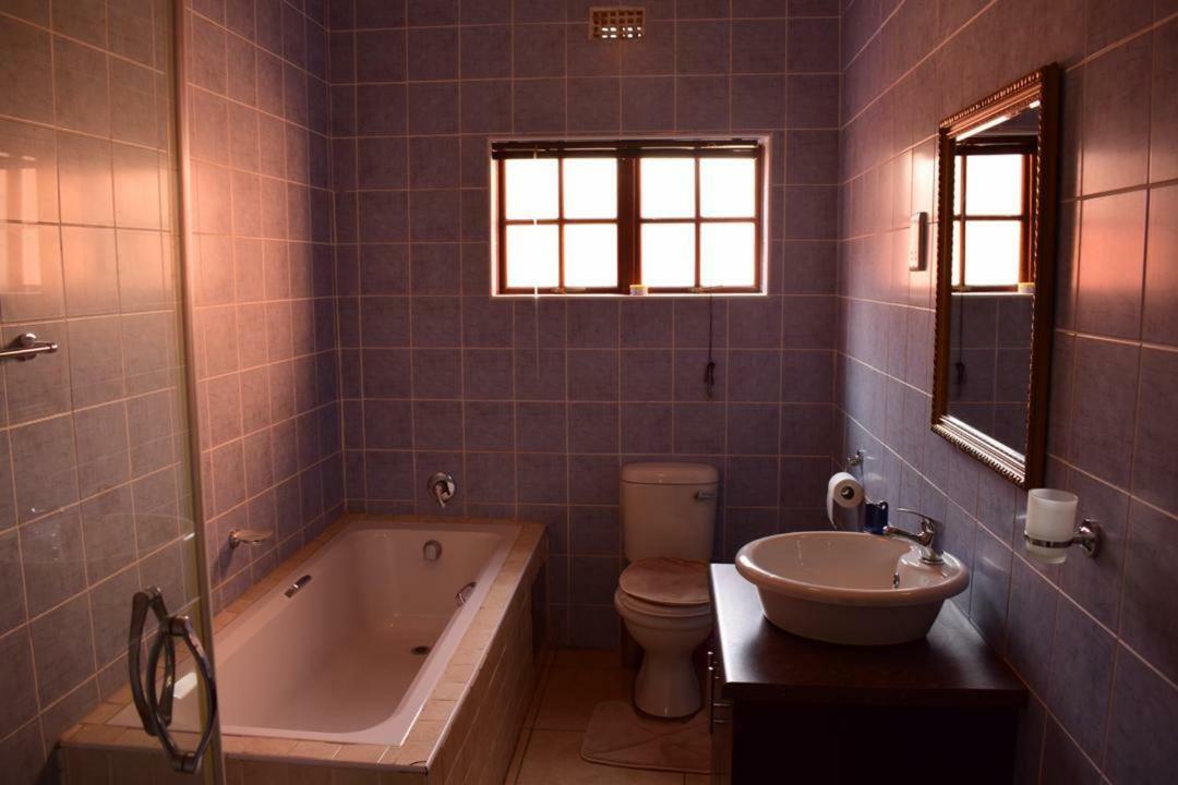 Skyhawk Guesthouse Gaborone Kültér fotó
